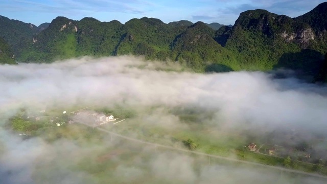 上观雾蔓延通过山谷对山链视频素材