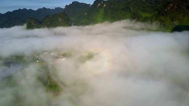 第一缕阳光洒下薄雾，笼罩着山谷视频素材