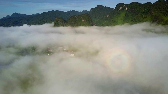 阳光照射在山谷上空，形成圆形的彩虹视频素材