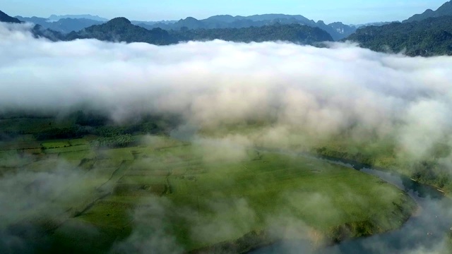 浓雾笼罩着山谷和天空中奇异的山脉视频素材