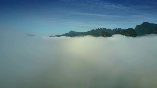 乡村景色和道路消失在晨雾中视频素材