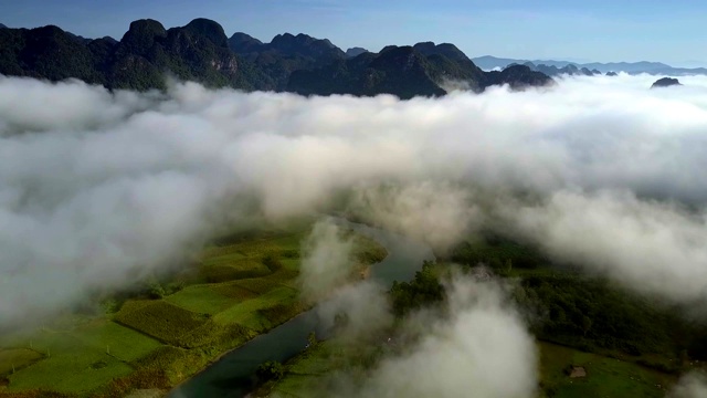 云在山顶，覆盖绿色的山谷视频素材