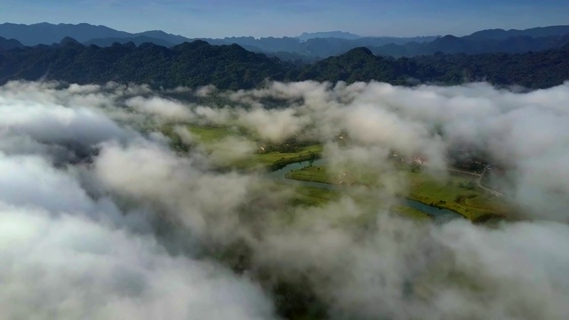 无人机在山顶盘旋的白云上飞行视频素材