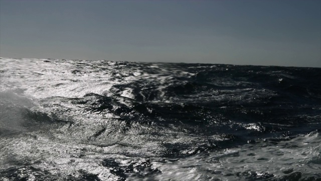 在冬天航行时，北海的海面波涛汹涌视频素材