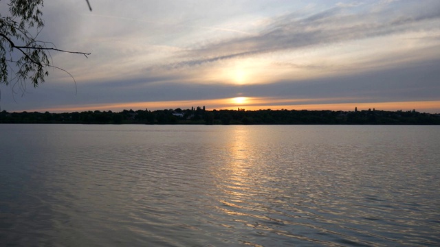 夏日的日落，背景是一条平静的河流视频素材