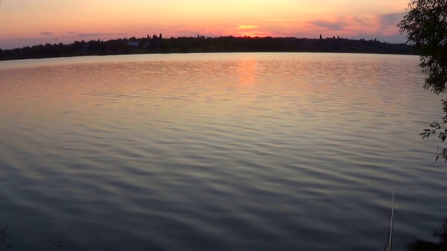 夏日的日落，背景是一条平静的河流视频素材