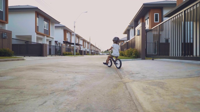 蹒跚学步的孩子骑着平衡自行车。视频素材