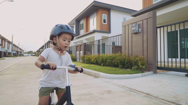 蹒跚学步的孩子骑着平衡自行车。视频素材