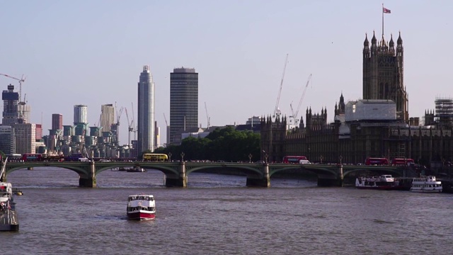 英国伦敦标志性的红色双层巴士经过标志性的大桥。英国城市生活概念，金融商业中心，首都城市。视频素材