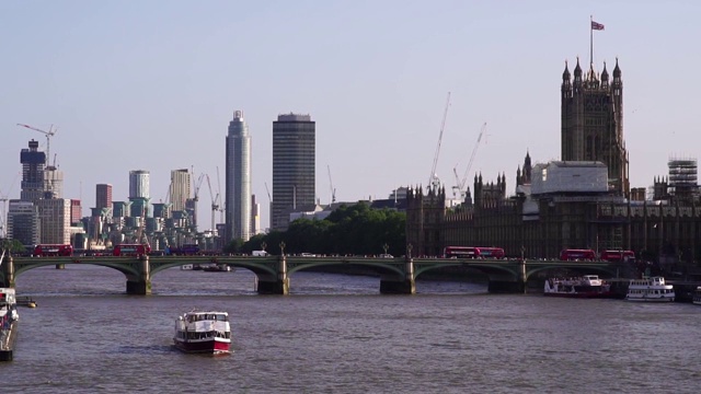 英国伦敦，标志性的红色双层巴士经过著名的大桥。英国城市生活概念，金融商业中心，首都城市。视频素材