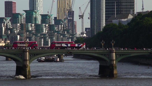 英国伦敦，标志性的红色双层巴士经过著名的大桥。英国城市生活概念，金融商业中心，首都城市。视频素材