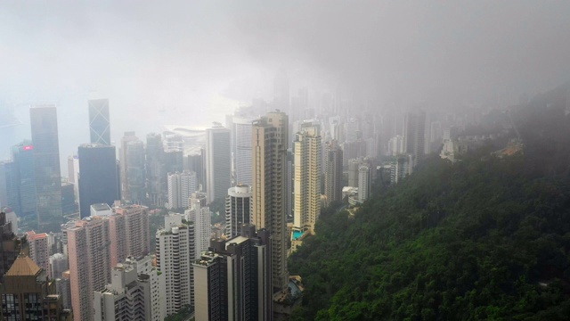 无人机鸟瞰图香港城市与多云和摩天大楼-现代城市商业区视频素材