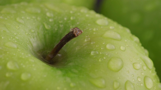 绿色苹果与水滴的特写视频素材