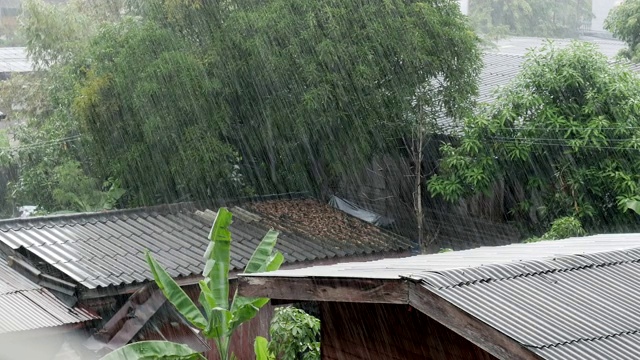 大雨倾盆地打在木屋的屋顶上视频素材