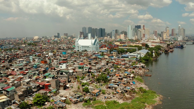 贫民窟的穷人在一个大城市的背景。马尼拉市，贫穷和贫困地区视频素材