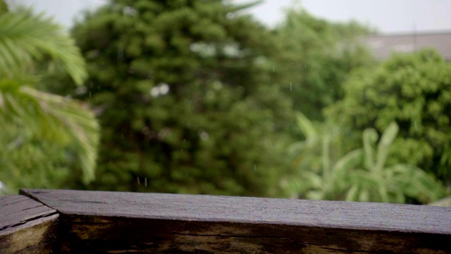 慢镜头:阳台上的雨滴视频素材