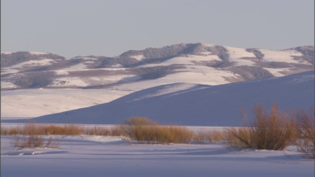 积雪覆盖了犹他州卡什谷的山脉和山谷。视频素材