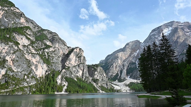 布雷斯湖和山脉的全景视频素材