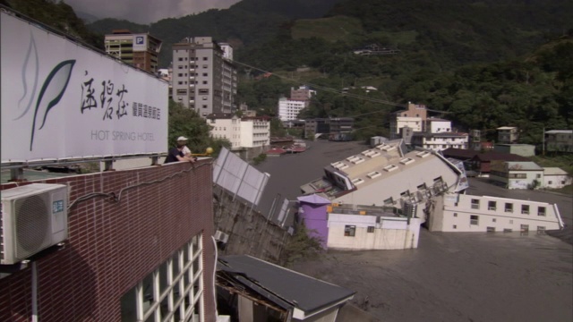 飓风过后，洪水在受损的建筑、废墟和街道周围奔流。视频素材