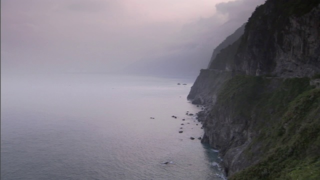 台湾花莲，郁郁葱葱的悬崖濒临大海。视频素材