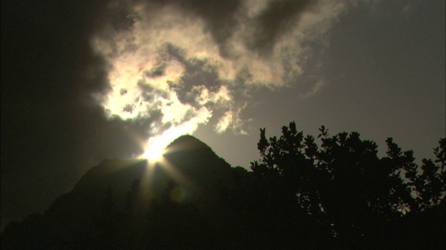 夏威夷钻石山上空，灿烂的阳光穿过云层。视频素材