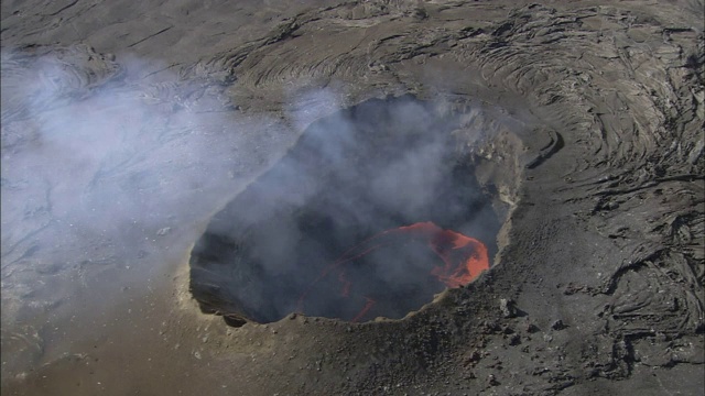 蒸汽从冒泡的熔岩火山口翻腾而出。视频素材