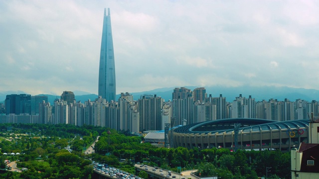 时间流逝拍摄的首尔城市景观与乐天大厦和交通高速公路，韩国视频素材