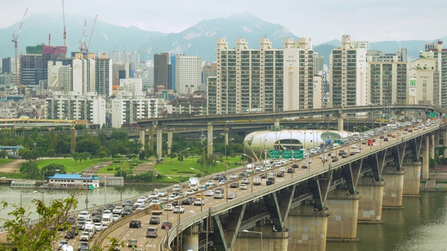 韩国首尔清丹大桥和汉江交通的延时拍摄视频素材