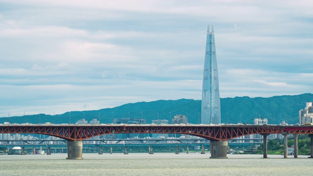 时光流逝拍摄的首尔城市景观，乐天大厦，汉江和高速公路上的交通，韩国视频素材