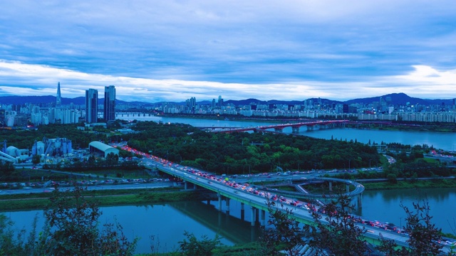 时光流逝拍摄的首尔城市景观与乐天大厦，汉江和高速公路上的黄昏时间，韩国视频素材