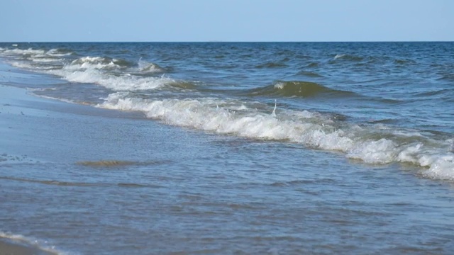 海上冲浪。海浪平稳地滚到沙滩上。黑海视频素材