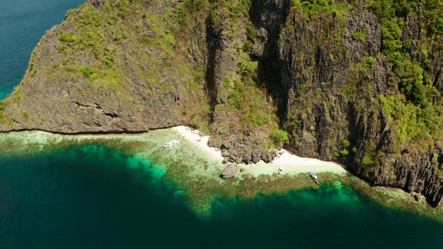 岩石海岸，白色沙滩。热带岛屿，有丛林。热带海水泻湖和海滩，菲律宾，厄尔尼诺视频素材