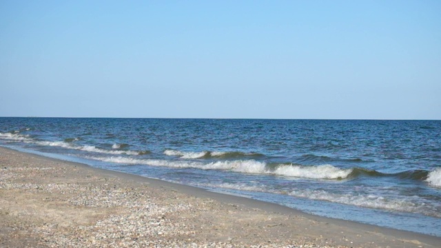 海上冲浪。海浪平稳地滚到沙滩上。黑海视频素材