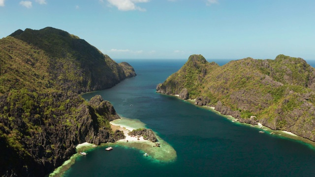 岩石海岸，白色沙滩。热带岛屿，有丛林。热带海水泻湖和海滩，菲律宾，厄尔尼诺视频素材