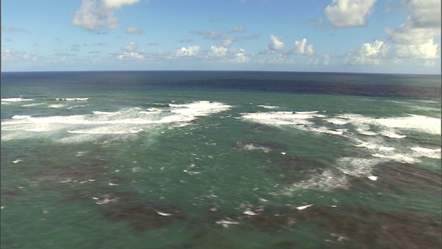 当大西洋海浪冲破波多黎各海岸的巨石时，海浪形成了。视频素材