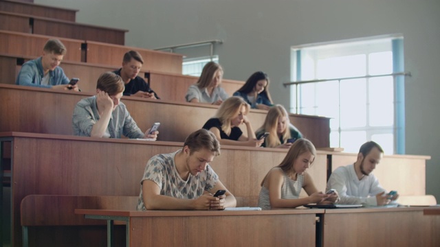 学生们在大学教室里在线聊天。内向，害怕人视频素材