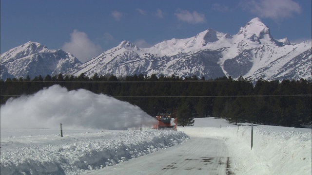 吹雪机清理道路。视频素材