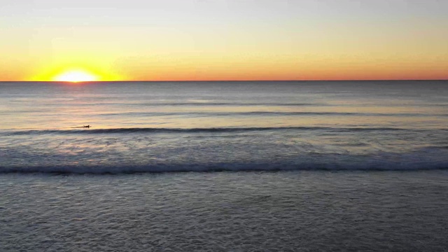 海岸上金色的夕阳视频素材