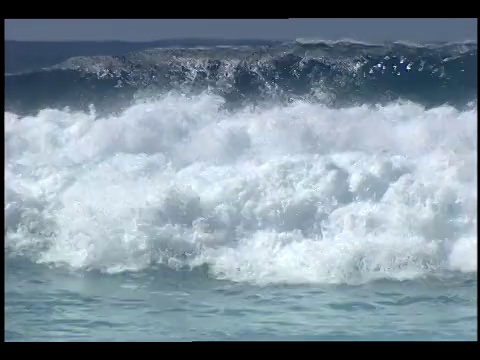 夏威夷的冲浪者被巨浪吞没。视频素材