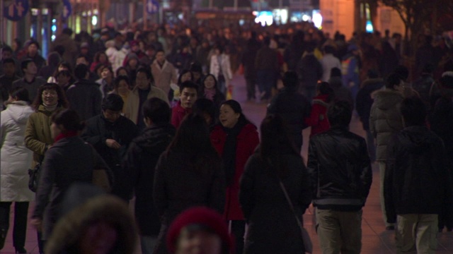 中国上海，购物者挤在繁忙的人行道上。视频素材