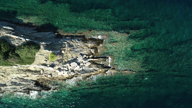 海浪和岩石峭壁视频素材