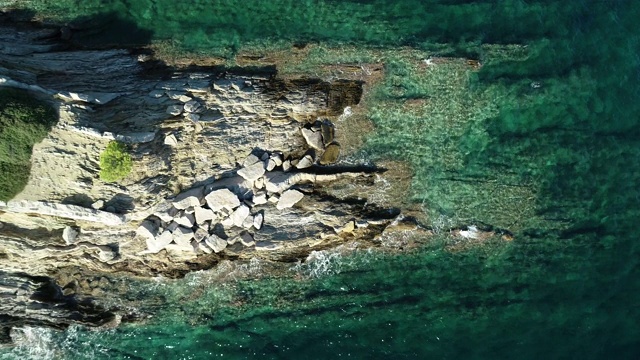 多岩石的海岸和海浪视频素材