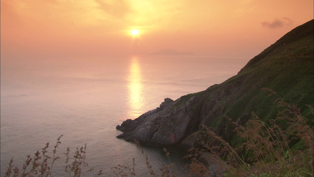 在越南的一条河上，夕阳将玫瑰色的阳光投下。视频素材