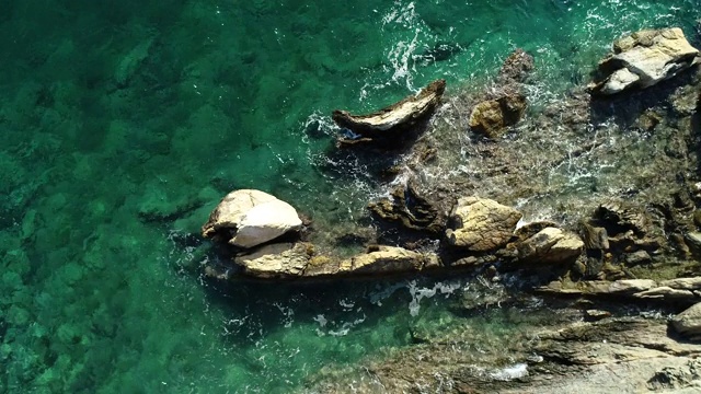 落基海岸和无人机带来的海浪视频素材