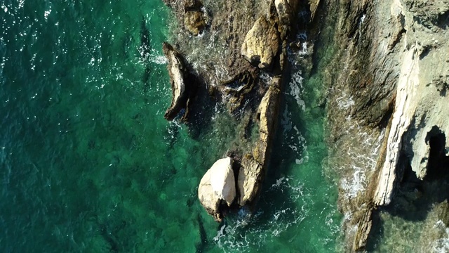 无人机拍摄的岩石海岸线和海浪视频素材