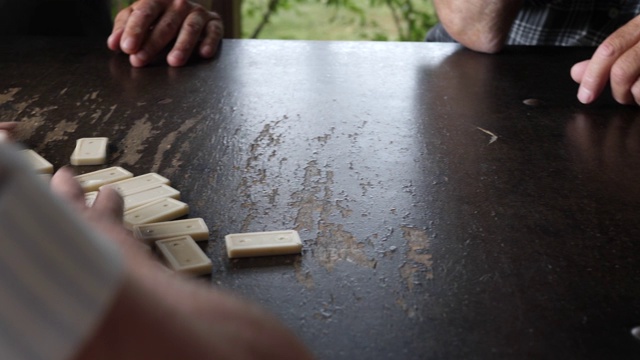 在桌上玩多米诺骨牌视频素材