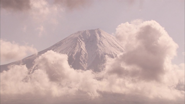 云朵飘过富士山。视频素材