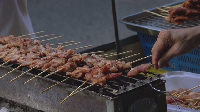 特写著名的泰国街头小吃，泰国的烤猪肉。概念:美食、文化、旅游、小企业。视频素材