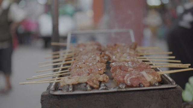 特写著名的泰国街头小吃，泰国的烤猪肉。概念:美食、文化、旅游、小企业。视频素材