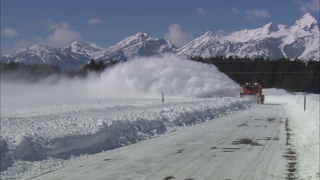 吹雪机清理道路。视频素材